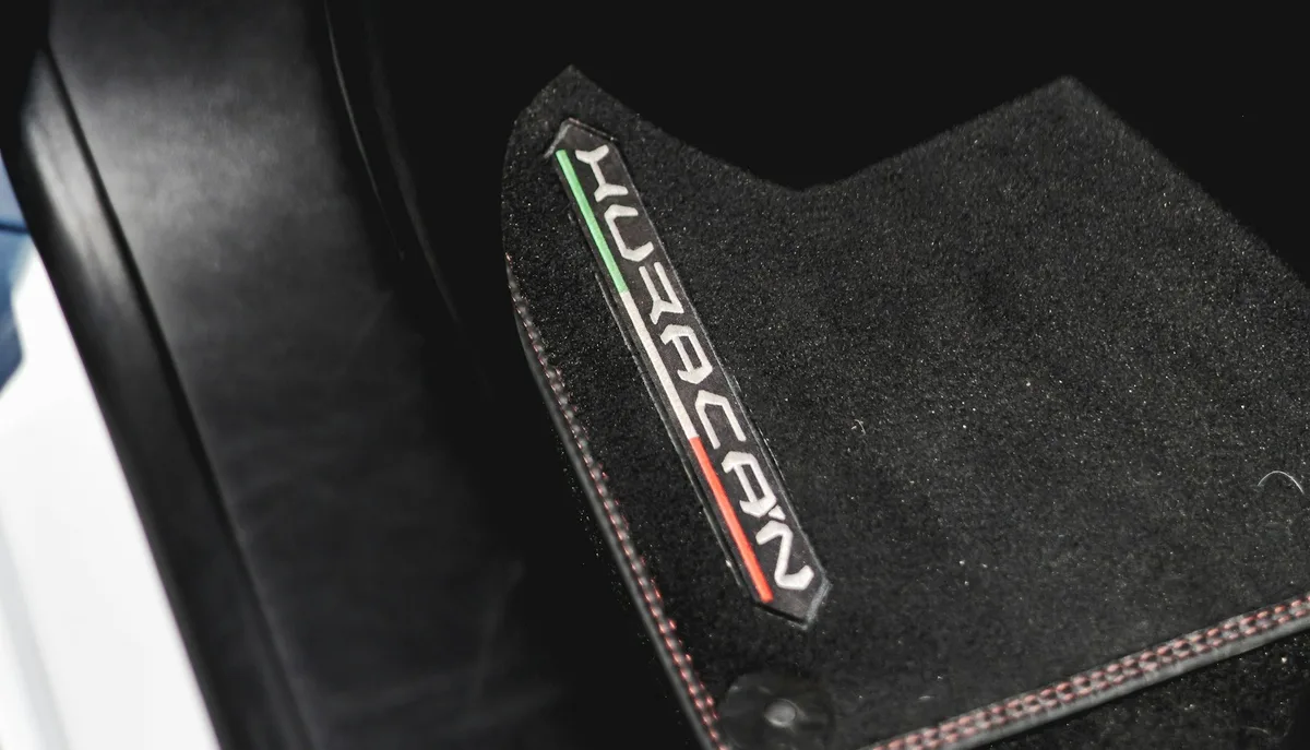 How to clean your car mats and floor, both fabric and rubber